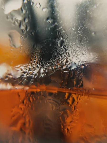 Gros plan vertical d'un verre recouvert de gouttes d'eau - idéal pour un fond unique — Photo
