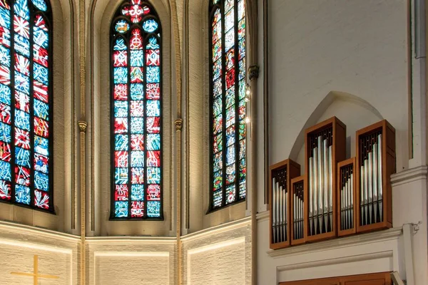 Horizontale opname van een christelijke kerk van binnenuit met religieuze kunst — Stockfoto