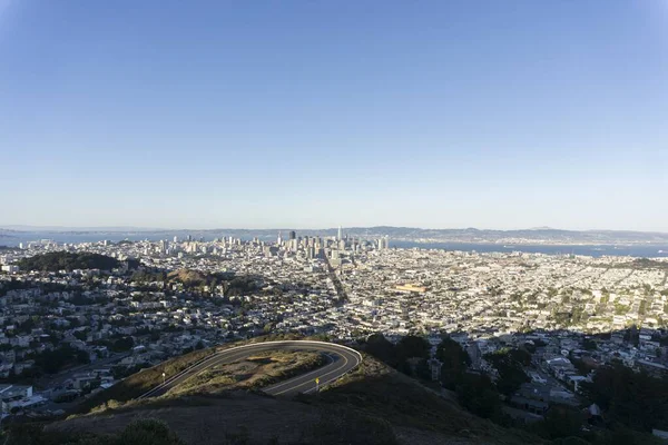 Plan grand angle des bâtiments de la ville près de la mer sous un ciel bleu clair le jour — Photo