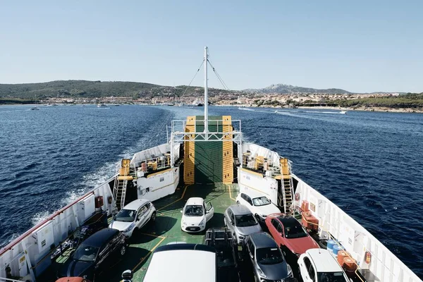 Vista do convés superior de carros embarcados em um barco de balsa saindo de Palau — Fotografia de Stock