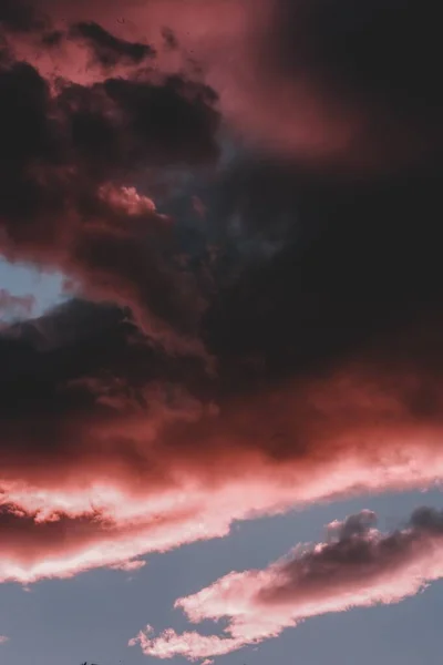 Primer plano de formaciones de nubes impresionantes de colores - perfecto para un fondo maravilloso — Foto de Stock