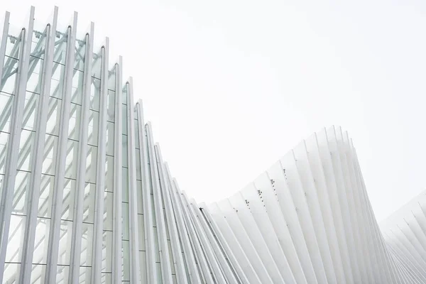 Horizontal tiro edifícios abstratos com costelas metálicas brancas e janelas de vidro — Fotografia de Stock