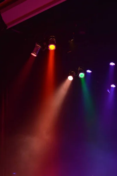 Vertikální záběr vedl světla různých barev v klubu — Stock fotografie