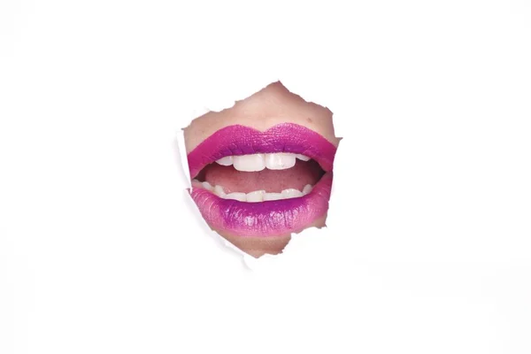 Un primer plano de una persona con la boca abierta usando lápiz labial púrpura aislado sobre un fondo blanco —  Fotos de Stock