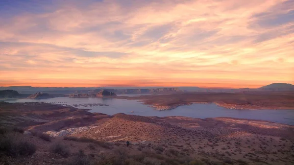 Een Horizontaal Shot Van Het Prachtige Powelmeer Onder Adembenemende Vuurachtige — Stockfoto