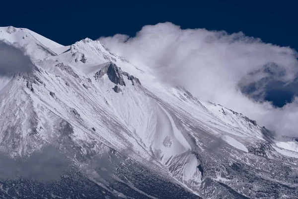 Beautiful Shot Snowy Mountains Clouds Dark Blue Sky Background — ストック写真