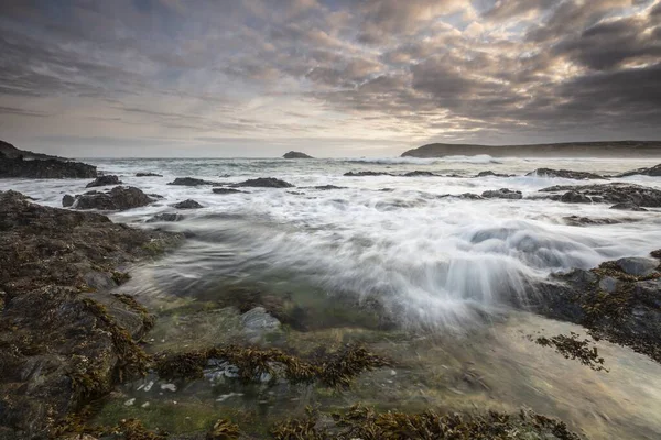 Paysage sombre d'une cascade sous le ciel nuageux de la côte atlantique, Cornouailles, Royaume-Uni — Photo