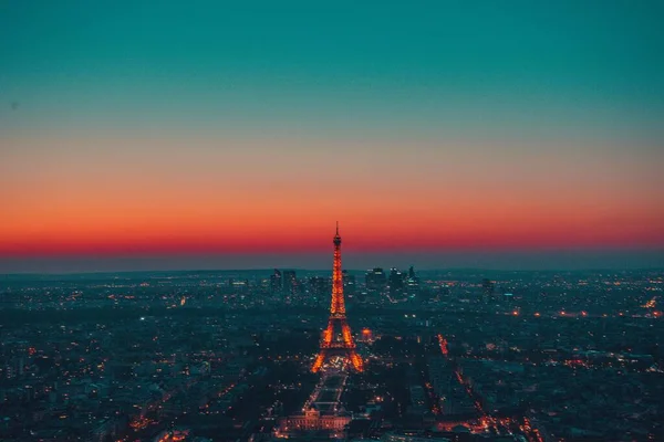 Υψηλής γωνίας βολή του πύργου του Άιφελ εξαπλώνεται φως στο Παρίσι, την πόλη της αγάπης κατά τη διάρκεια της νύχτας — Φωτογραφία Αρχείου