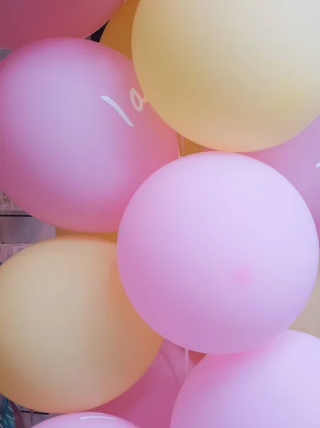 Vertical closeup shot of colorful balloons ready for a birthday party — Stock Photo, Image