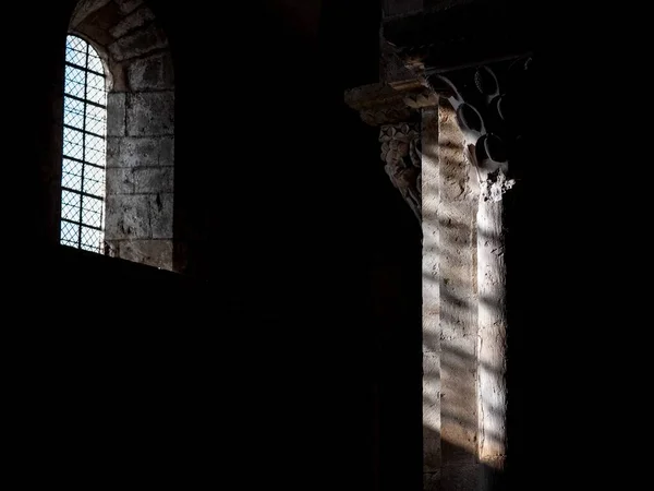 Interior tiro de um edifício antigo com o sol brilhando através da janela sobre o pilar — Fotografia de Stock