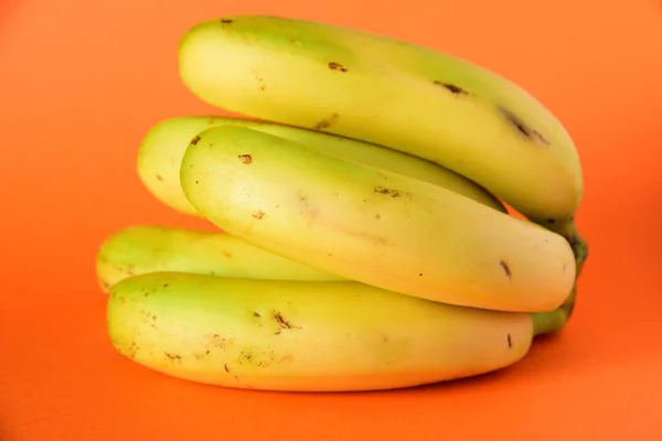 오렌지 색 표면에 있는 사바 바나나의 근접 사진 — 스톡 사진