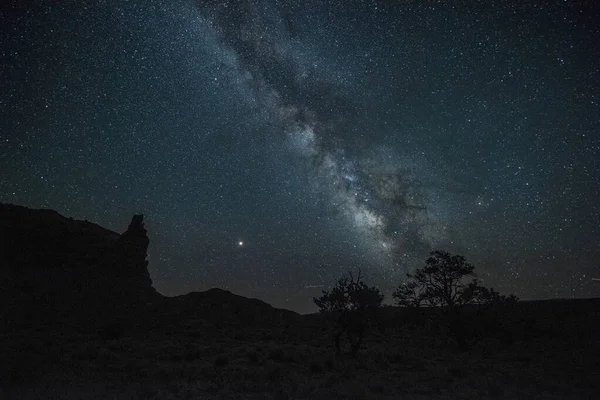 アメリカ・キャピトルリーフのラティー通りで星空と天の川が広がる美しい夜 — ストック写真