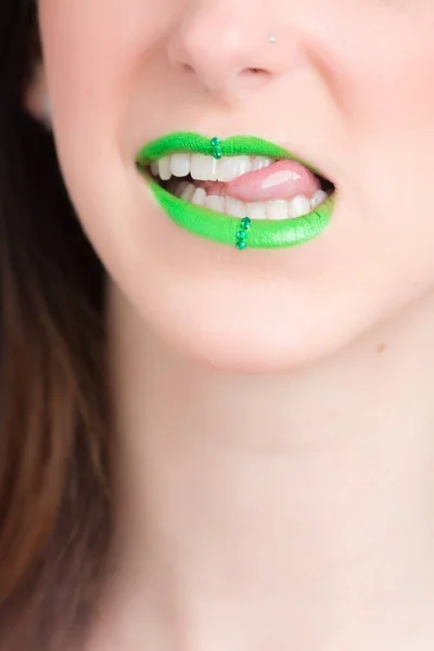 Tiro de close-up vertical de uma mulher usando um batom verde - ótimo para um artigo sobre cosméticos — Fotografia de Stock