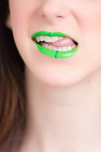 Primo piano verticale di una femmina che indossa un rossetto verde - ottimo per un articolo sui cosmetici — Foto Stock