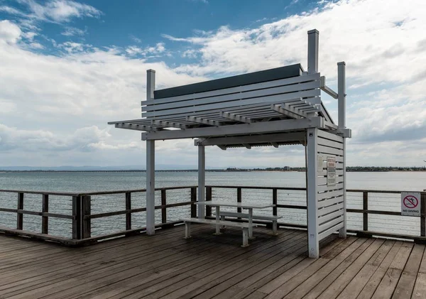 Öffentliche Unterkunft und Picknickplatz auf einem öffentlichen Steg in se queensland, australia — Stockfoto