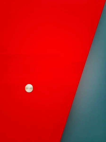 Plan vertical d'un fond rouge et argenté avec un petit cercle argenté — Photo