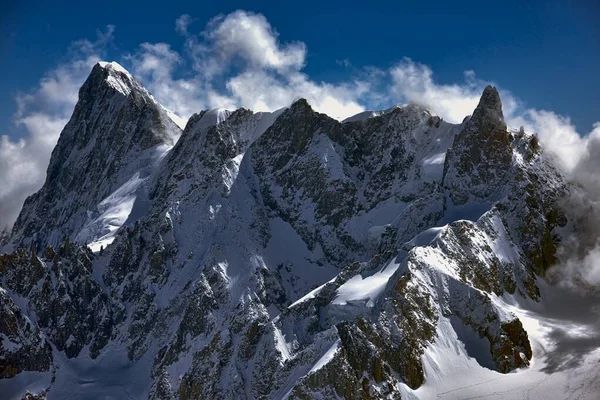 本当に息をのむような光景の中で雪に覆われた巨大な山のピークの広いショット — ストック写真