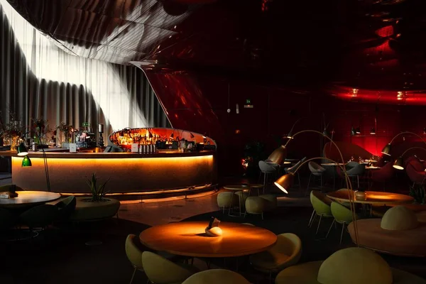 Interior tiro de um restaurante futurista com uma mesa de bar e teto vermelho . — Fotografia de Stock