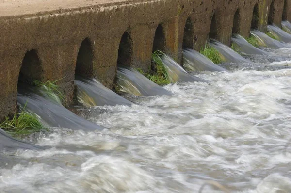 Bella ripresa di un fiume che viene riempito da diverse insenature — Foto Stock