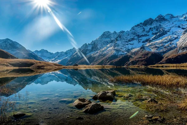 Krásný Záběr Křišťálově Čistého Jezera Vedle Zasněžené Horské Základny Během — Stock fotografie