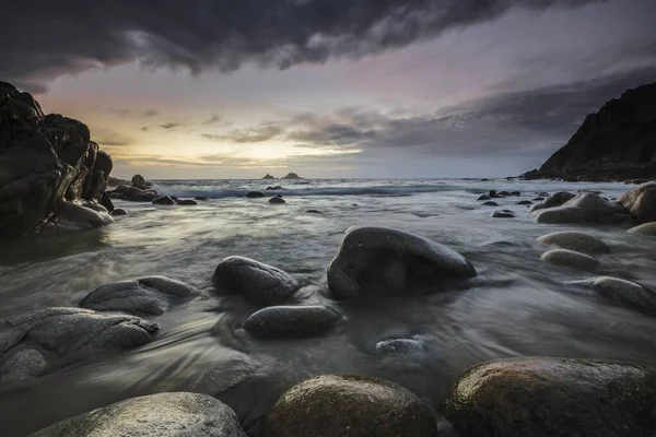 Cenário sombrio do oceano tornando-se mais calmo após a chuva em Nr. Lands End, Cornwall, Reino Unido — Fotografia de Stock