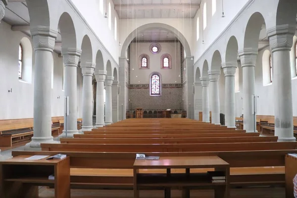 Vue intérieure d'une église avec des murs blancs et des piliers — Photo