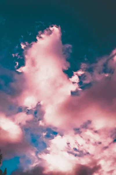Zbliżenie kolorowe zapierające dech w piersiach formacje chmur - idealne na wspaniałe tło — Zdjęcie stockowe