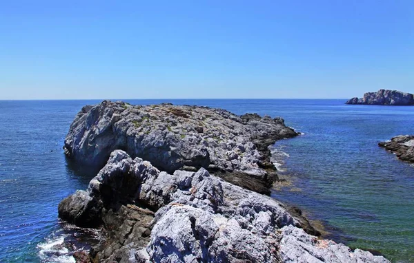 Maravilloso día en el mar lleno de grandes rocas en España, Herradura. — Foto de Stock