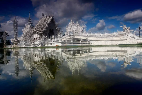 Wide shot of the beautiful white temple in Chiang Rai, Thailand reflected in the water — Stock Photo, Image