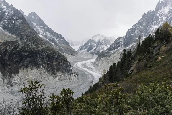 在多云的天空下 雪山中央的一条弯弯曲曲的道路上 一幅美丽的照片 — 图库照片