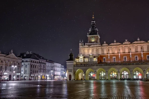 Foto luas Lapangan Pasar Utama dengan Menara Balai Kota yang tinggi terlihat di Krakow, Polandia — Stok Foto