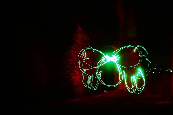 Time lapse shot van een koele neon groen licht 's nachts tijd — Stockfoto