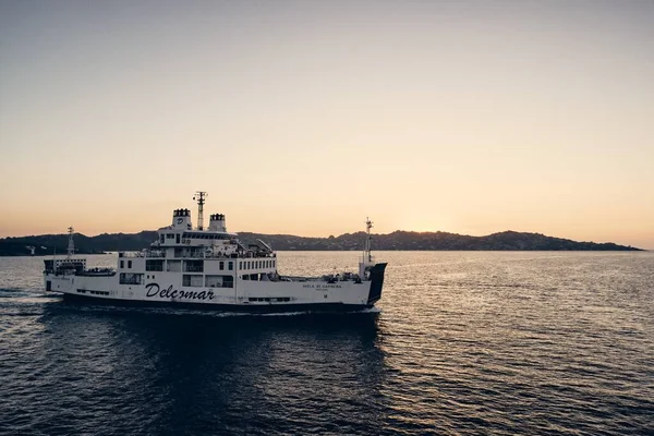 Un piccolo traghetto subito dopo il tramonto sul Mar Mediterraneo tra Palau e La Maddalena — Foto Stock