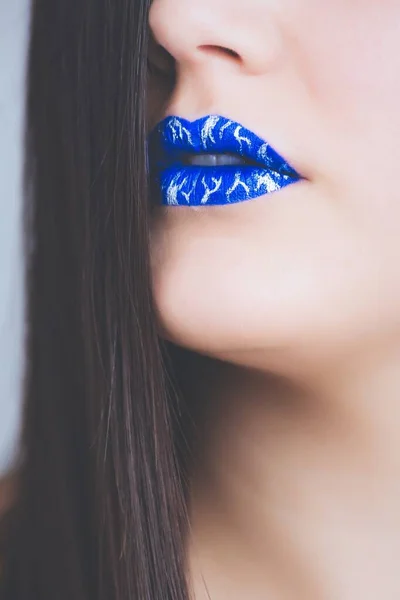 파란색 립스틱을 착용하고 암컷의 수직으로 클로즈업된 화장품에 기사에 — 스톡 사진