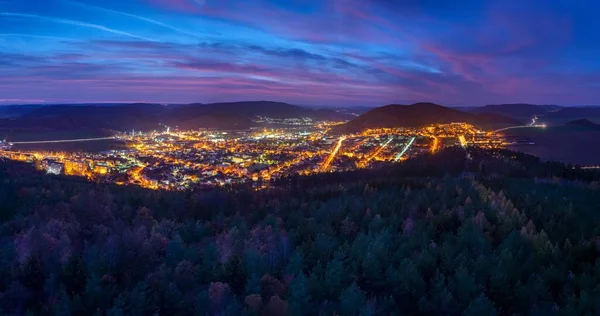 Horizontalpanorama Von Tinov Tschechische Republik Nach Sonnenuntergang Mit Glühender Stadt — Stockfoto