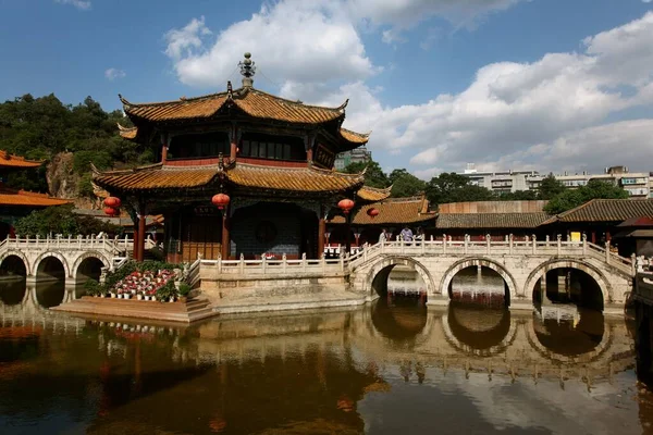 Çin, Kunming 'de bir su kütlesi üzerinde güzel bir tapınağın yatay görüntüsü. — Stok fotoğraf