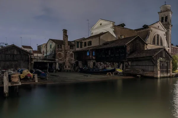 Imagem horizontal do antigo edifício italiano com padrões únicos na costa perto do lago — Fotografia de Stock