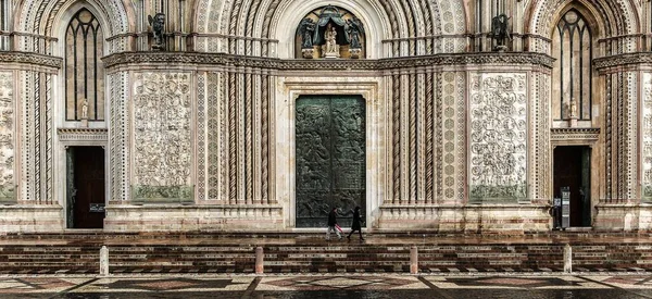 Horizontale Aufnahme von Menschen, die tagsüber vor der Kathedrale von Orvieto in Italien laufen — Stockfoto