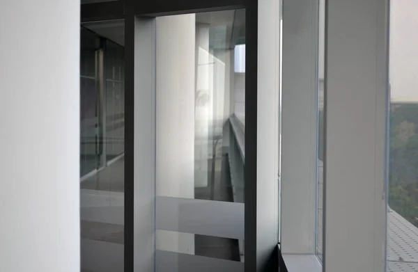 Angolo formato da vetrate in un edificio moderno con vista montuosa — Foto Stock