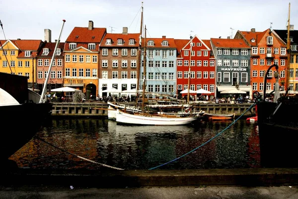 Hermoso puerto y algunos barcos y edificios de colores en el fondo — Foto de Stock