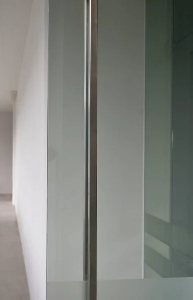 Colpo verticale di una parete bianca con una grande finestra di vetro — Foto Stock