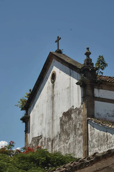 Tiro vertical de una antigua iglesia cristiana con una cruz en la parte superior — Foto de Stock