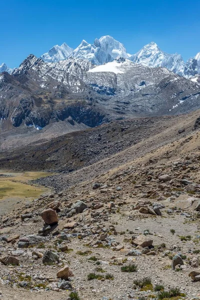 Vertikale Aufnahme des Punta Cuyoc Passes mit klarem blauen Himmel im Hintergrund — Stockfoto