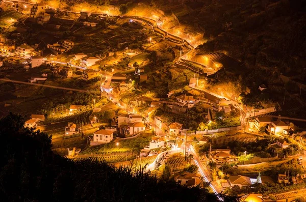 Ujęcie pod wysokim kątem w wiosce Funchal z zapalonymi światłami w nocy — Zdjęcie stockowe