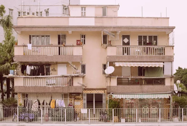 Beautiful shot of an old apartment with balconies — 图库照片