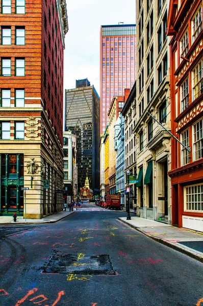 Paisagem urbana de uma típica esquina de rua europeia com bulidngs coloridos — Fotografia de Stock