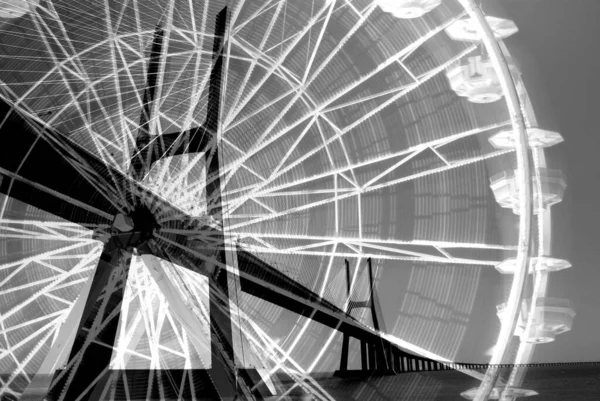O tiro de escala cinza de uma ponte com a sombra de um alegre vai em volta — Fotografia de Stock
