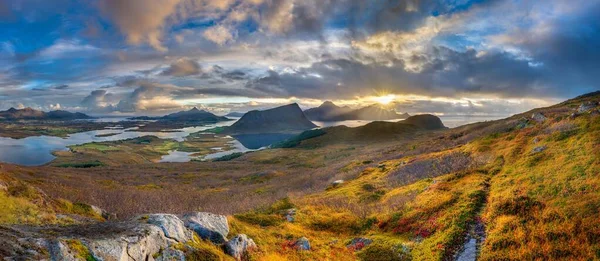 Tiro panorâmico de colinas gramadas e montanhas perto da água sob um céu azul nublado na Noruega — Fotografia de Stock