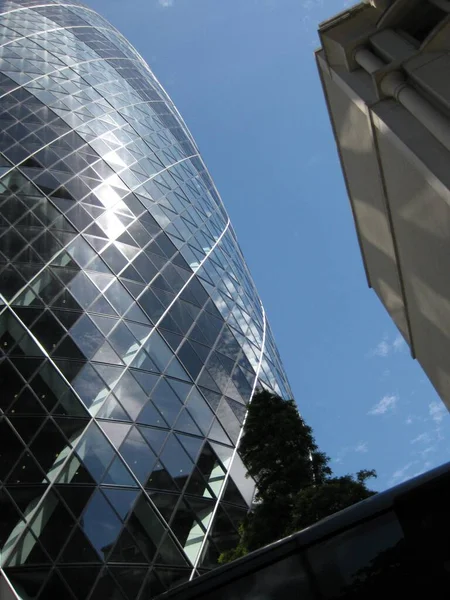 Flachbau eines Glasgebäudes unter dem klaren blauen Himmel — Stockfoto