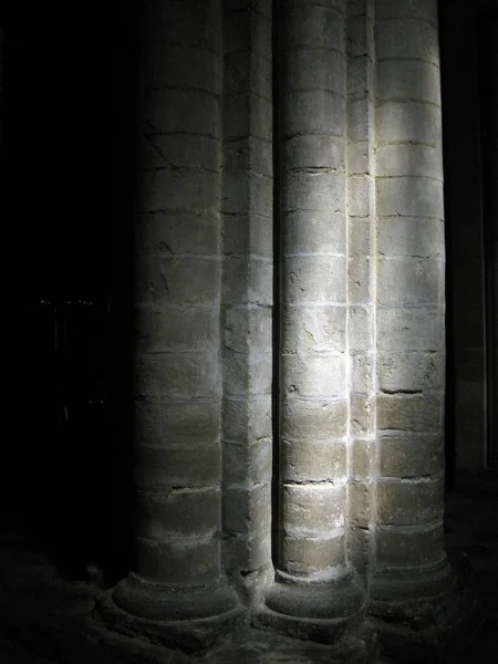Imagen vertical de la luz reflejada en las columnas —  Fotos de Stock